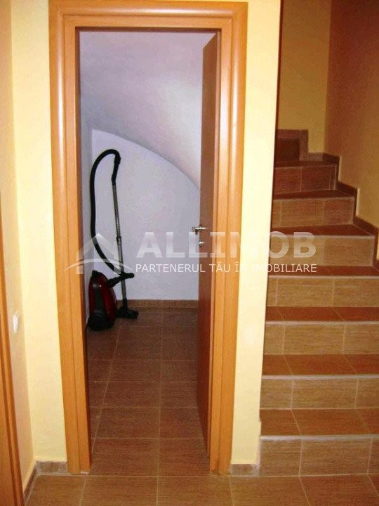 Vila in duplex, 5 camere, zona Nord, Spitalul Judetean