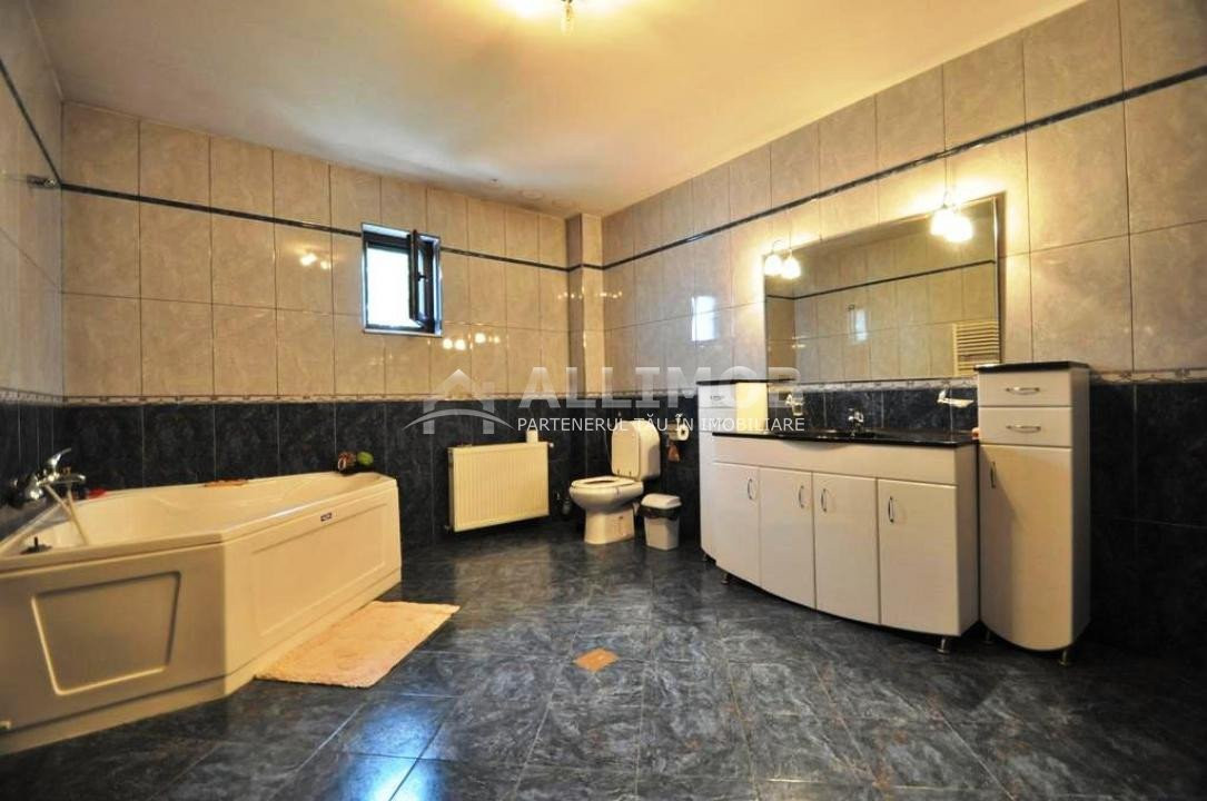 Casa cu 10 camere, 428 mp utili, garaj, zona Afi, Ploiesti