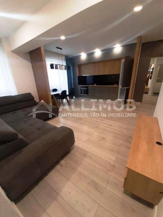 Apartament 3 camere zona 9 Mai