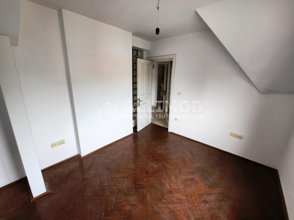 Vila S+P+1+M, curte libera, garaj,  Ultracentral, Ploiesti