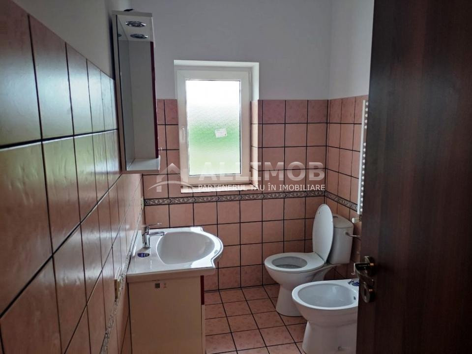 Apartament cu 3 camere in Ploiestiori.