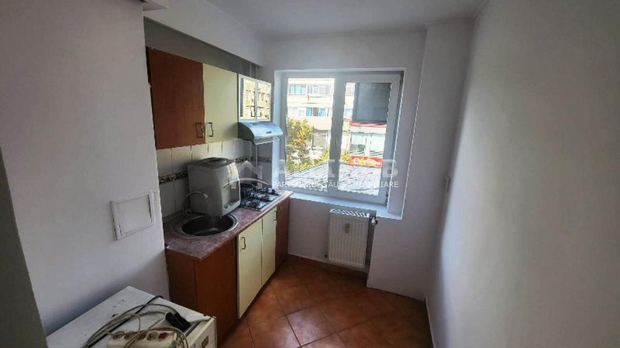 Apartament 2 camere nemobilat zona Piata Victoriei