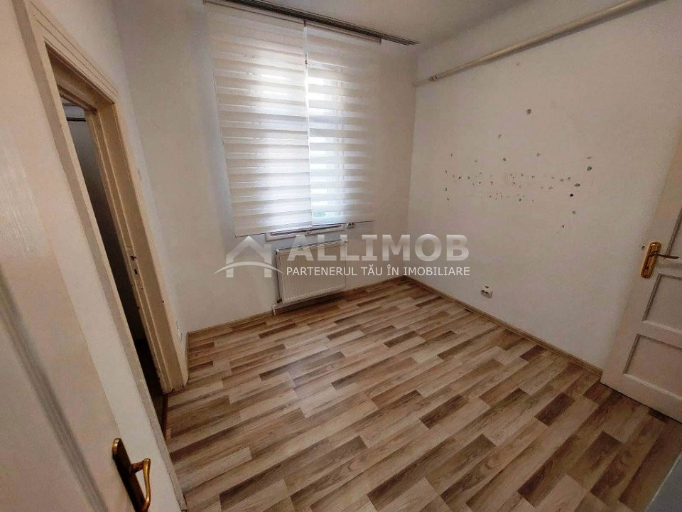 Apartament parter, 2 camere in casa la curte