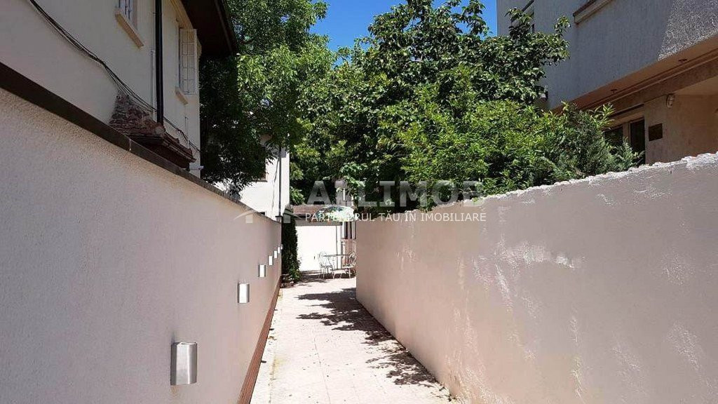 Apartament parter, 2 camere in casa la curte