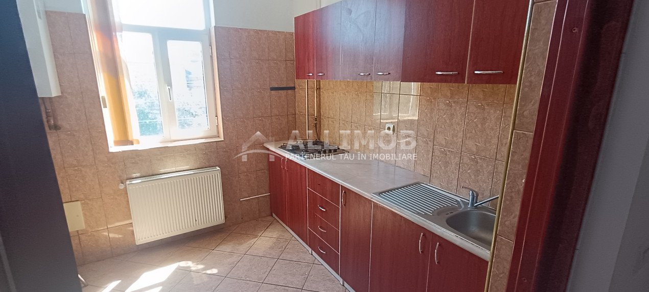 Apartament 3 camere ,  in Ploiesti, zona centrala .