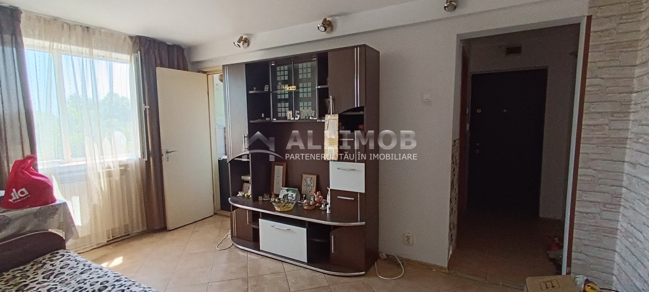 Apartament 3 camere semidecomandat in Ploiesti, zona Baraolt 