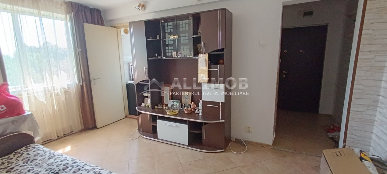 Apartament 3 camere semidecomandat in Ploiesti, zona Baraolt 