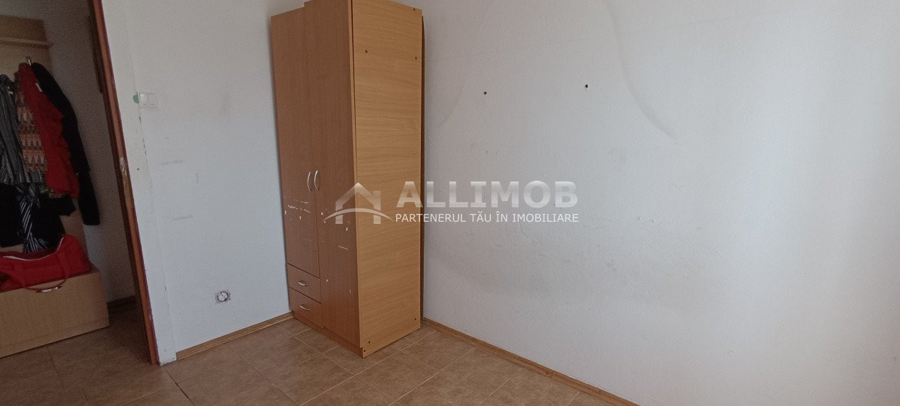 Apartament 3 camere semidecomandat in Ploiesti, zona Baraolt 