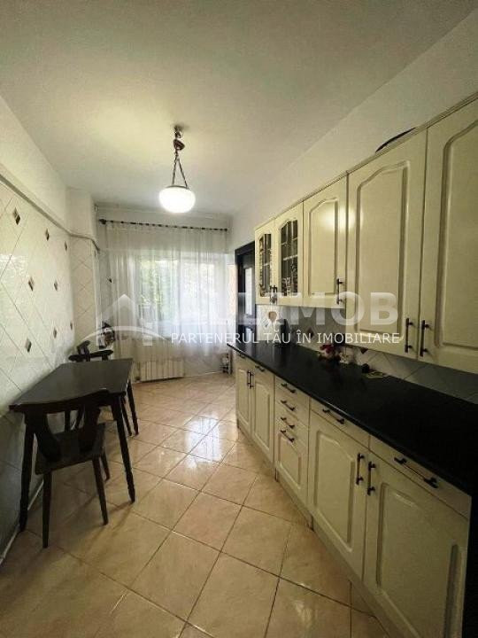 Apartament 3 camere zona Piata Mihai Viteazul